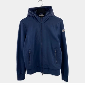 Cardigan från Moncler  - Säljer denna cardigan från moncler, köpt på Merchsweden. Köpte som julklapp till pojkvän men var för liten. Endast testad. Kvitto finns. Köparen står för frakt