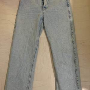 Raka jeans i modellen rowe, köpta för 700kr! Köparen står för frakt!