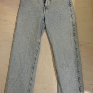 Weekday jeans - Raka jeans i modellen rowe, köpta för 700kr! Köparen står för frakt!