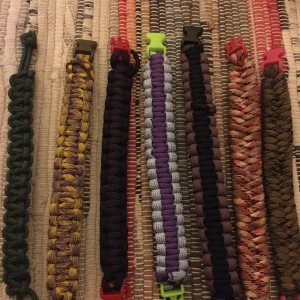 Hemgjorda armband - Jag säljer dessa hemgjorda knoparmband för 2 kr styck eller billigare om nån vill köpa fler 💕