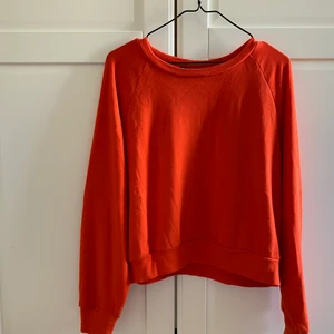 Röd/orange sweatshirt  - Rosa/orange sweatshirt från Bikbok. Storlek L så sitter något oversized