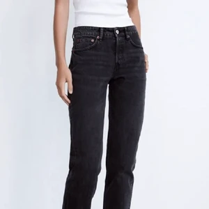 Mid Rise straight  - Skulle vilja byta mina populära Zara jeans, medelhög midja och rak modell. Har storlek 34 men behöver 36, vid bra bud kan jag även tänka mig sälja☺️