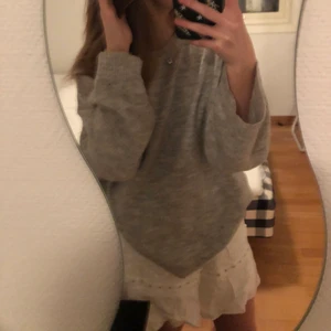 Kjol - En somrig vit kjol men massa fina detaljer🤍 köpte den förra året men är för liten nu! Använt den ett fåtal gånger☺️ passar perfekt till en stickat tröja eller en fint linne🎸⚡️ köparen står för frakten