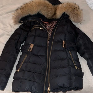 Jacka - Äkta Hollies vinter Jacka med äkta päls, strl 34 ( Xs ) men passar även strl 36 ( S ) 