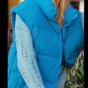 Helt ny Zara väst stl XS/S vattentät - Säljer den slutsålda fina  västen från Zara XS/S.  Jättefin färg Den är Vattentät . Säljs pga den kom inte till användning efter att jag  har köpt den .  Bud från 400  tillkommer frakt 66kr