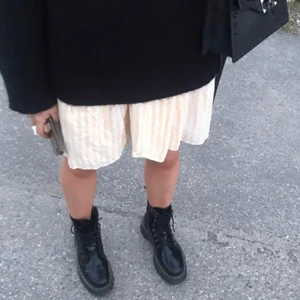 Dr. Martens  - Ett par Dr martens med hög sula, användna endast några få antal gånger. Nypris 2300kr!