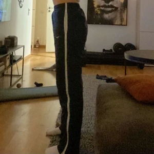Nike byxor - Intressekoll på mina vintage nike byxor. Min mammas sen 90-talet! Skriv pm för fler bilder/frågor! Jag är 163 och de är lite långa för mig😊 högsta bud: 480kr+frakt