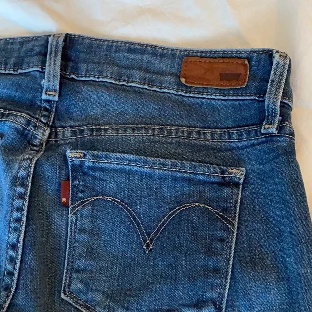 Levis bootcut jeans, lågmidjade i storlek 25/32. Sköna jeans som sitter bra på. Skriv vid intresse. Är många intresserade får man buda i kommentarerna🥰. Jeans & Byxor.