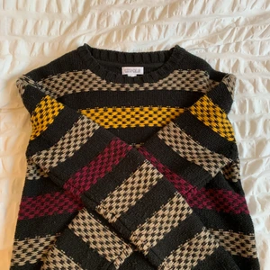 vintage stickad tröja  - Trevlig vintage stickad tröja från 90-tal, min mammas gamla som hon inte fick så mycket nyttja av. Varm med fint mönster💕