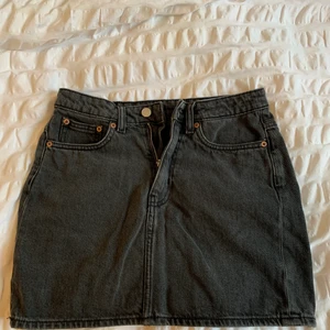 Svart jeanskjol - Kort tajt jeanskjol som är Låg/Mid midjad, Har alltid älskat denna kjol som passar till allt och har otroligt fin passform. Köpt för 350💓