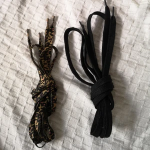 Skosnören - Skosnören jag brukade ha till mina converse, använda men i fint skick! De leopardmönstrade är 150cm långa och de svarta är 160cm. 19kr för båda. Kan skickas som brev. 