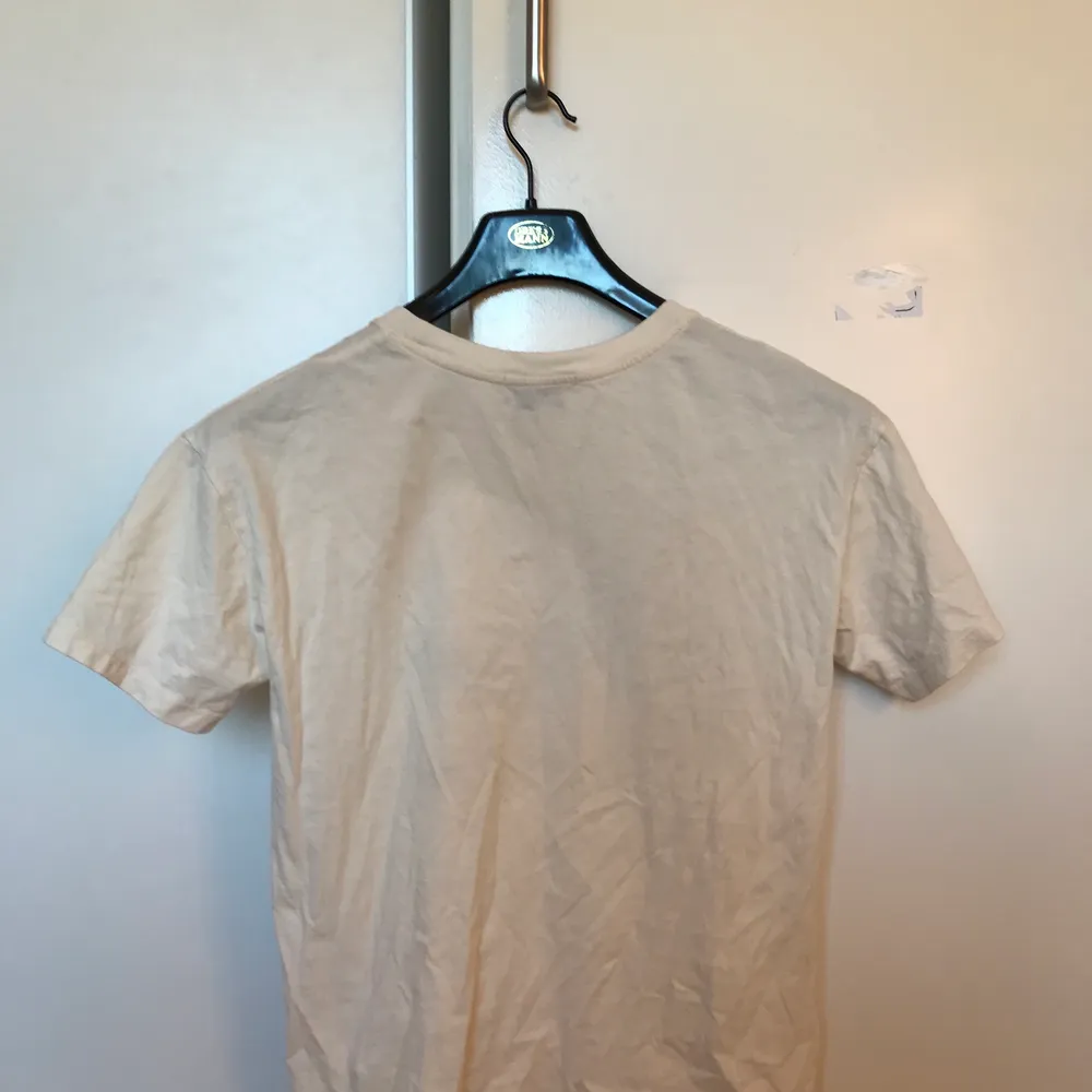 Säljer denna snygga PULL&BEAR T-shirt i st S🌸. Köpt i höstas men har tyvärr inte kommit till användning efter som den är för liten i storleken. Rekommenderar dig som vanligtvis har xs i storlek. Skriv gärna för mer info eller bilder☺️ . T-shirts.