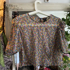 Blommig tröja  - Säljer denna blus! Frakt 44kr😇🌸