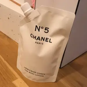 Ny från deras limited edition kollektion dem släppte när N5 fyllde 100 år innan Jul finns inte att köpa längre