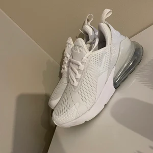 NIKE 270  - Äkta Nike 270 - endast prövade inomhus. Storlek 36,5. Vid intresse kan fler bilder skickas. Köpta för 1590