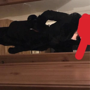 Päls kappa/jacka  - Köpt  på Garoff för 1000kr, säljer den för 800.  Den är som helt ny då jag knappt använt den, köpte en ny jacka så använde den mer lol. Jackan är strl Xs/S. Så varm och fin med samma päls i jackan som utanpå. 