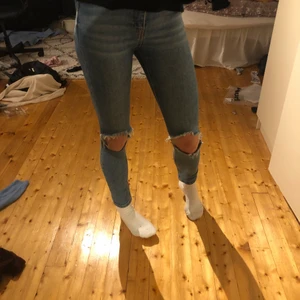 Jeans - Jeans med hål i knäna i stl S, är 176cm och de är lite korta på mig 