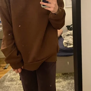  brun sweatshirt - En brun sweatshirt. Säljer då jag inte andvänder den. Storlek M men skulle passa L också. 
