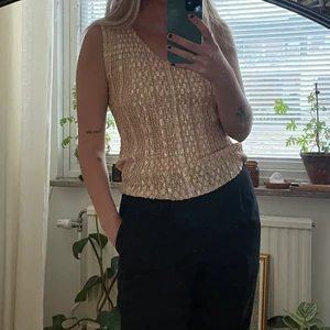 Guldig topp - Guldig topp, passar stl XS-M, materialet är stretchigt! Knappt använd:)🌞🌼