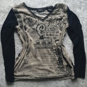 Grunge tröja - ‼️SÅLD‼️jätte fin brun och svart långärmad tröja. Velour mönster på framsidan. Oversized på mig med storlek xs-s. Många intresserade så buda i kommentarerna!(avslutar på onsdag) Kolla på min senaste för en liknande tröja