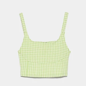 Rutig topp zara - Säljer tyvärr denna superfina toppen från zara för att den har blivit för liten. Den är verkligen så fin och somrig, ganska kort dock. Storlek S men är lite tajt i bysten. 