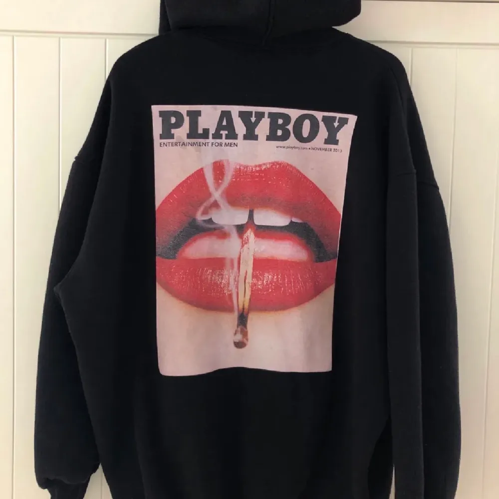 En snygg Playboy x missguided hoodie som är xs/s oversized ❤️. Tröjor & Koftor.