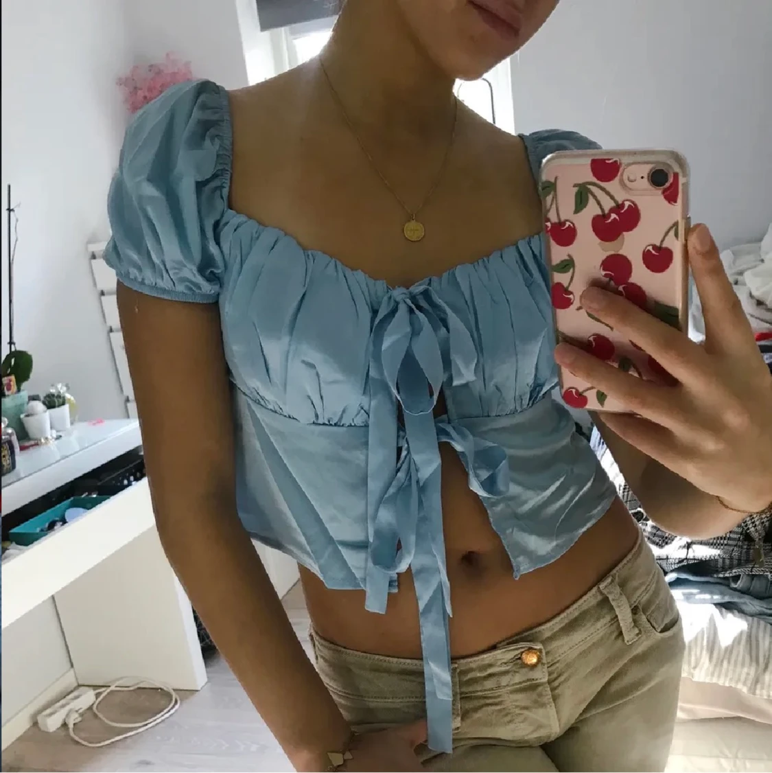 Blå satin topp  - 90