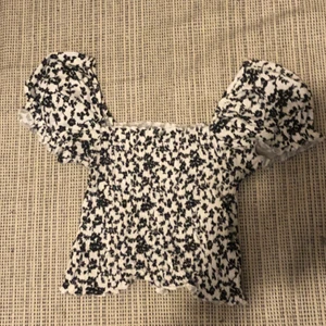 tube top - Svart-Vit tube tio i mycekt bra skick. Strl L men passar mindre. 