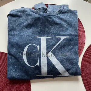Säljer min CK tröja i storlek XL, du som köper mina produkter ger även en gåva till Barncancerfonden. 