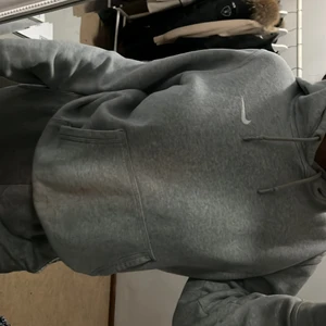 Nike hoodie  - Storlek s/m. Super snygg passar till nästan allt, kom privat för mer bilder osv osv💞