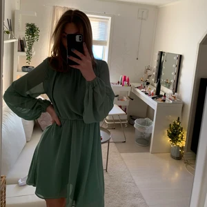 Grön klänning i storlek 36 - Säljer denna gröna klänningen med mesh detaljer från H&M. Klänningen har använts en gång och är därfö i fint skick. Detta är en ganska enkel men ändå väldigt söt klänning. Betalning sker via Swish och köparen står själv för frakten💗💗