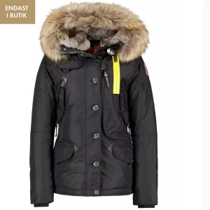 Parajumper Doris masterpiece - En väldigt fin jacka som inte använts på ett tag, alltså är den i god skick. Jackan köptes för cirka 1 år sedan och har använts i en vinter. Jackan säljs på grund av byte till en annan jacka. Såklart är den äkta vilket syns på jackan samt att den har qr kod, men har tyvärr inte kvar kvittot. Buda gärna det priset ni känner passar er!