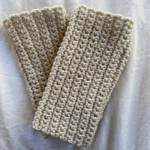 Handledsvärmare  - Egengjorda virkade handledsvärmare.💛 Längd: 18cm  Omkrets: 20cm. Skriv privat vid köp!💜 KÖPAREN STÅR FÖR FRAKTEN!!