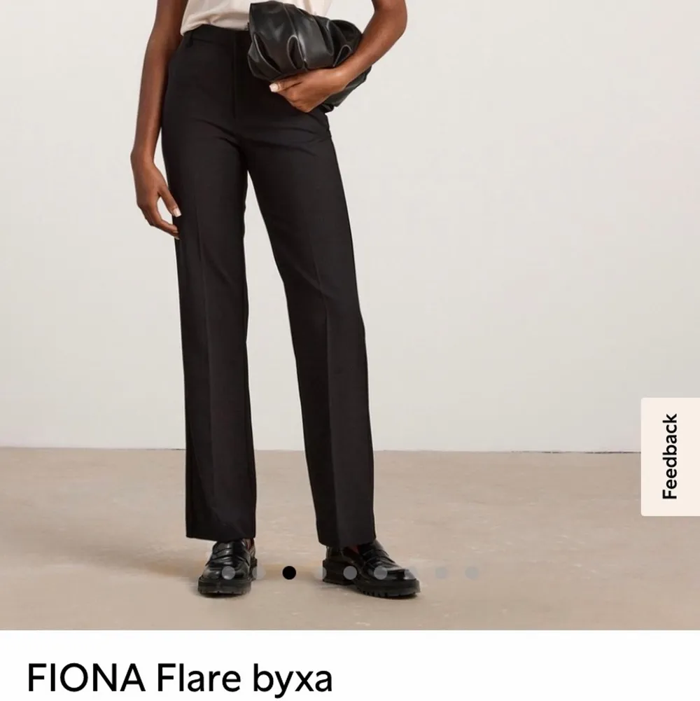 Säljer ett par klassiska och helt perfekta kostymbyxor😍köpta på Lindex (modell: Fiona) för ca 1 år sedan, men är sparsamt använda + hållbara. Säljer pga att jag har ett par till🖤Nypris 399 kr, mitt pris 250 kr + frakt!!. Jeans & Byxor.