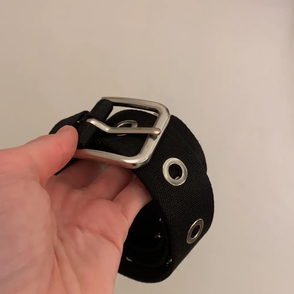 Använt några få gånger🥰 de är en fläk som inte går bort när jag tvättar den för hand🥺 köpte för 200kr och nu säljer jag den för 60kr om man tycker de är för dyrt så kan man alltid kontakta mig och i blan kanske jag är snäll och sänker priset privat🥰🥺 de passar all även om man är 5cm SMALL😁. Asusteet.
