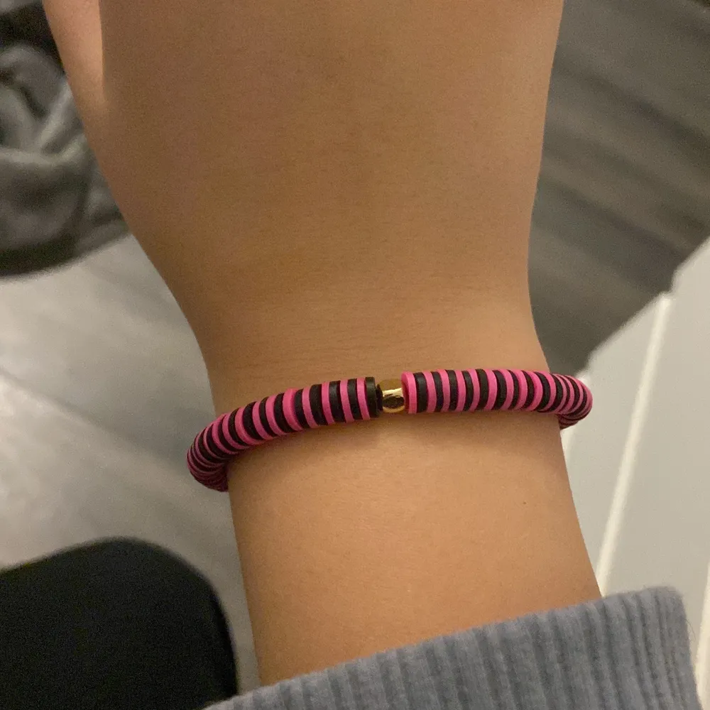 Ett armband som är jättefint. Det kostar 15kr. Passar en person som har xs-m. Accessoarer.