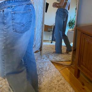 Vintage baggy jeans i midwaist med hål på knäna 🌸 Storlek W27L32