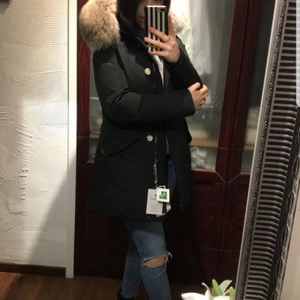 Woolrich - Jacka säljes, använd en vinter. Köpt för ca 8000 kr, säljes för 5000. Kvitto tillkommer från Johnells. 