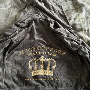 Juicy couture mjukis-set.  - Ett grått mjukis-set från juicy💖💖 kan mötas upp i Stockholm eller frakta. Köparen står för 🚚. 