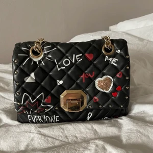 Snygg väska  - Hej säljer denna ass snygga väskan som Jag inte tyckte passade min stil så mycket ❤️ den är väldigt praktisk och snygg, köparen som skulle köpa väskan hämtade aldrig ut väskan och där av så skickade dom tillbaks väskan till mig, PostNord då, finns bevis också på att jag posta väskan så om ni vill ha bild så kan jag skicka ❤️ väskan är i bra skick ❤️