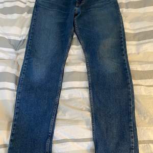Snygga mörkblåa Levi’s jeans, väldigt fint skick, säljer dem pga att dem inte passar. 