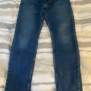 Levis 512 W33 L32 - Snygga mörkblåa Levi’s jeans, väldigt fint skick, säljer dem pga att dem inte passar. 