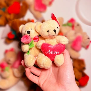 Nalle med namn - SÄNKT PRIS TILL 99kr/st! Nallepar med valfritt namn i hjärtat! Görs på beställning, finns beiga och bruna. Perfekt present! Ej för barn under 3 år pga små delar. Stolek ca. 16x10cm. Kan hämtas i Nacka eller skickas för 27kr.