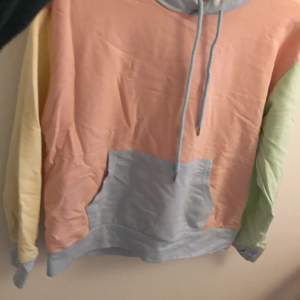 En tunn hoodie från shein. Fina pastellfärger. Inte använt jätte mycket och har för det mesta bara legat i garderoben. 