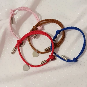 Hjärt Armbanden  - Bra kvalitet 🤍 2 för 79kr ✨ (Blå är såld) 