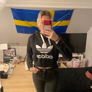 Adidas kroppad hoodie - En vanlig svart adidas hoodie som är kroppad och äkta. Väldigt skön och nästan oanvänd. Väldigt skön att ha på sommaren