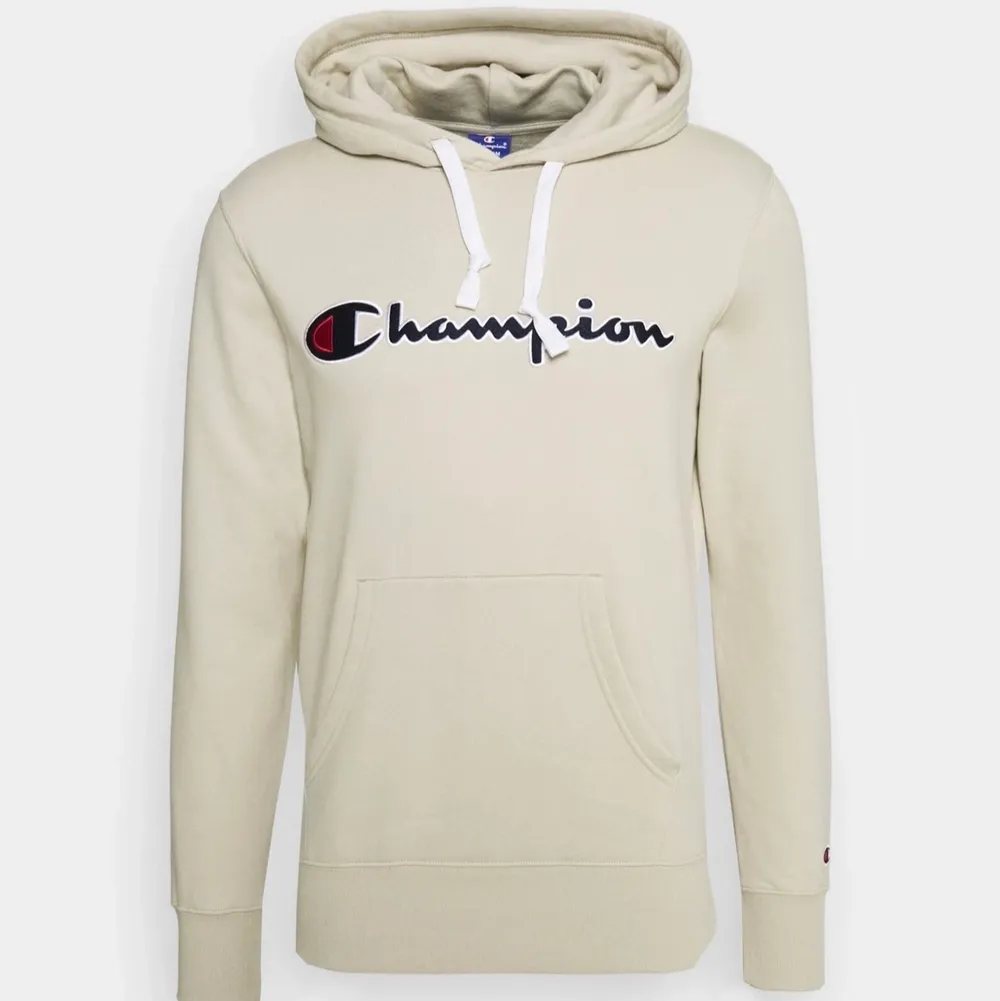 Champion unisex hoodie i beige💙använd ett fåtal gånger & insidan är fortfarande mysig😌 stl, M. Ny pris är 800kr. Hoodies.