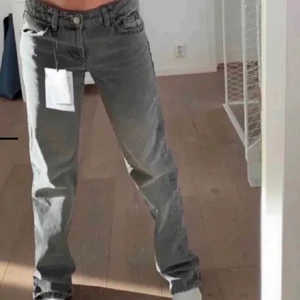 Low waisted zara jeans - Säljer mina trendiga gråa lågmidjade jeans från zara! Säljer pga dom är för små för mig som har storlek 34. Jag kan byta, mötas upp eller posta!❤️ skriv t mog vid intresse och för mer bilder😊Slutsålda överallt