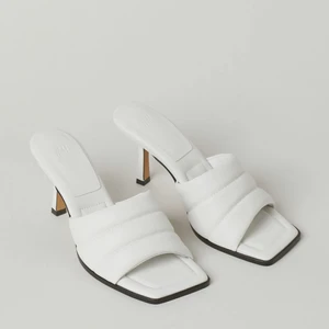 Slip in sandaletter skor H&M - Ett helt par nya vita sandaletter skor från H&M som är för små för mig och har tappat bort kvitto. Dem passar även storlek 39. Nypris 299kr. Hör av er vid frågor eller intresse vid köp💗
