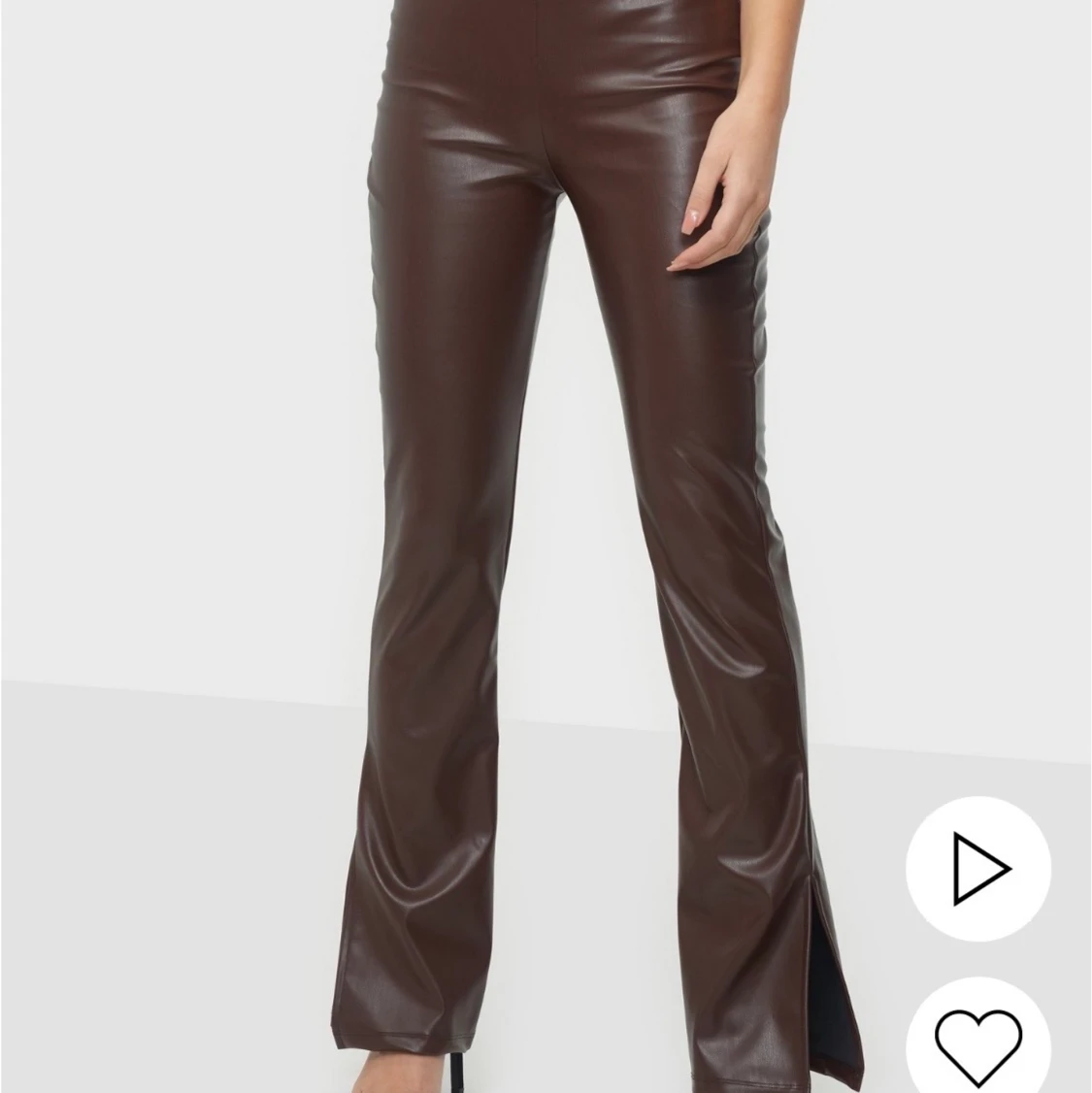 Säljer dessa bruna skinnbyxor storlek S